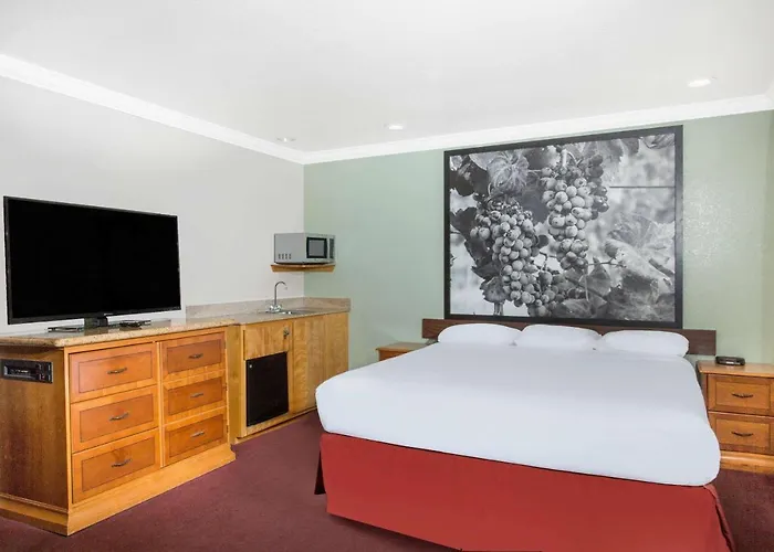 Upper Lake Inn & Suites
